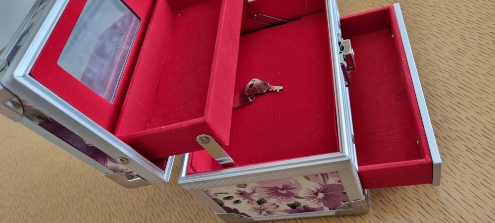 скринька для прикрас