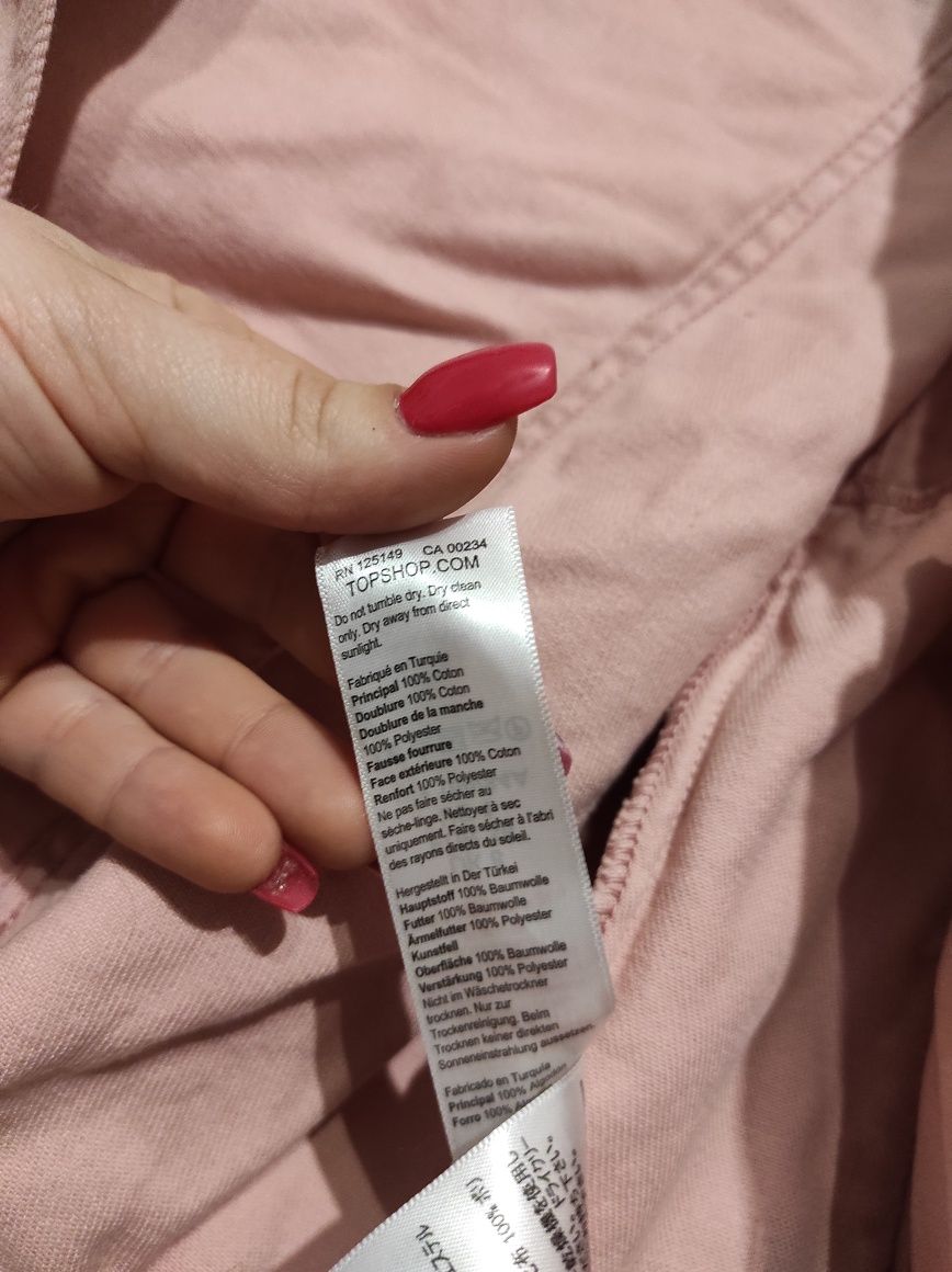Jeansowa różowa kurtka z futerkiem na rękawach TopShop
