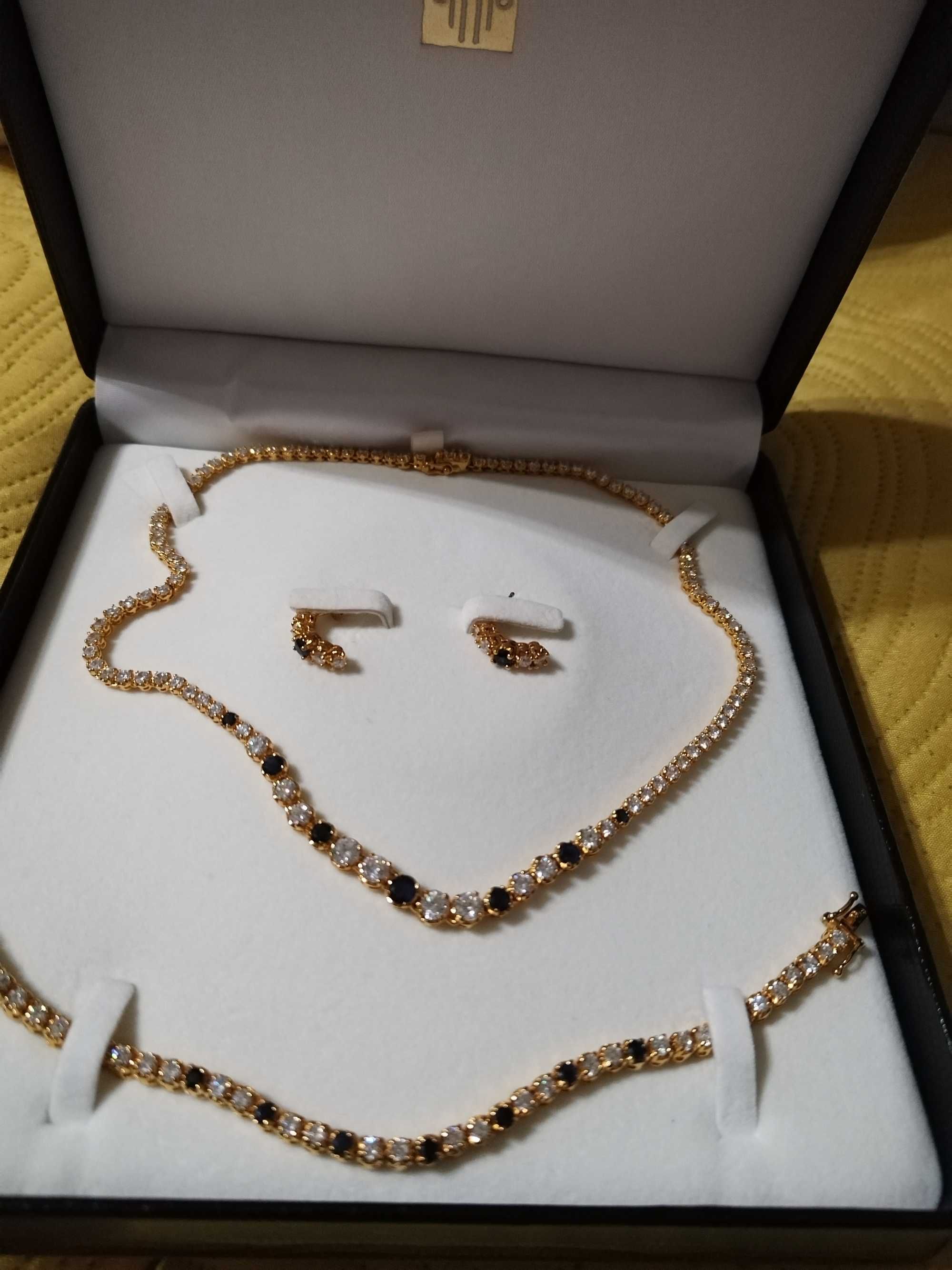 Gargantilha,pulseira e brincos com zicornias e safiras azuis