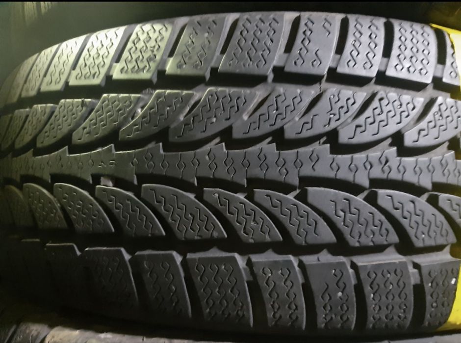235 65 17  nokian laponia зима 4 штуки протектор 95%