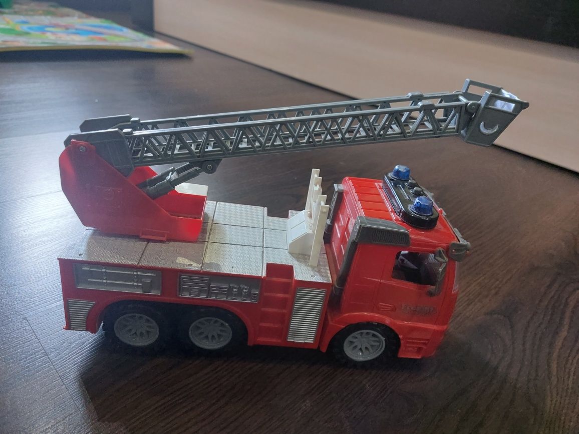 Пожарная машина на батарейках