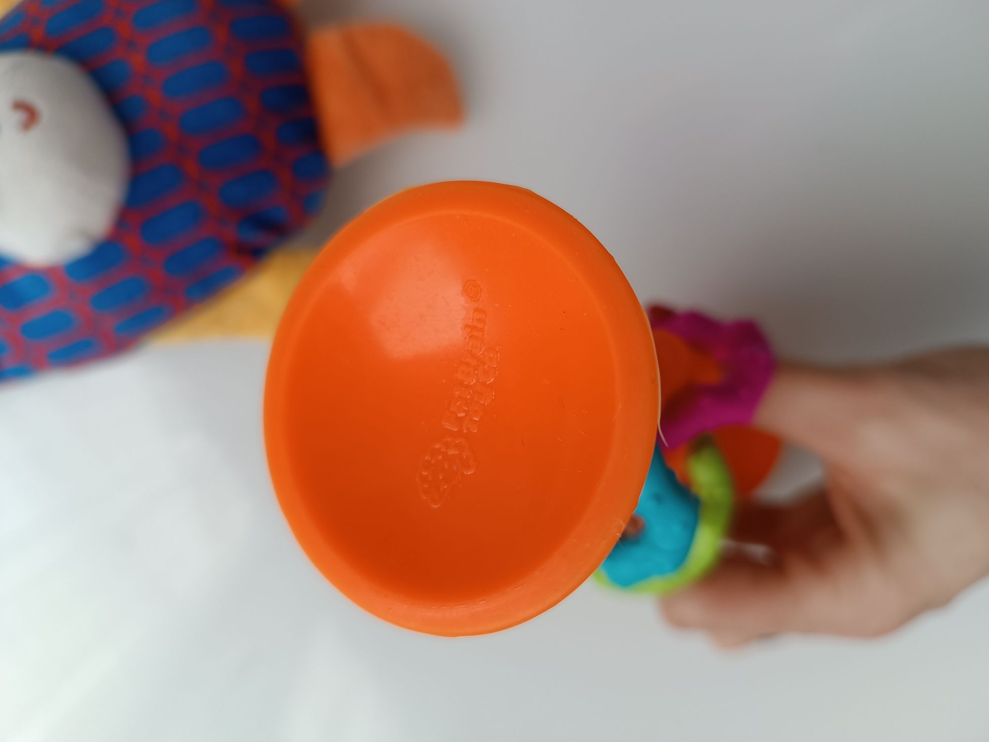Gryzak FAT Brain Toys przyssawka grzechotka silikonowa