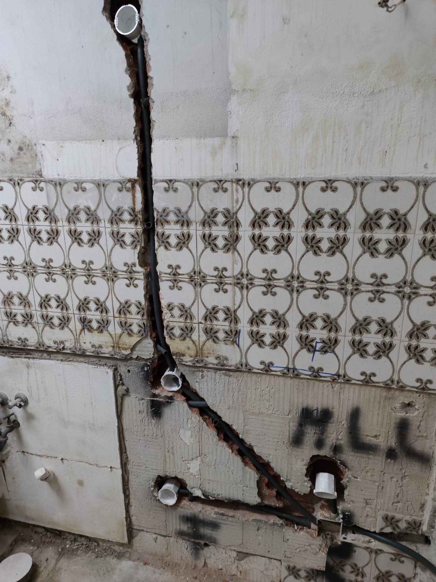 Eletricista | Electrician – Instalações & Reparações