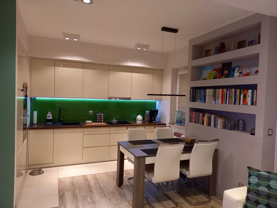 Nowoczesny apartament,2 pokoje,aneks,balkon,parking,winda,lotnisko