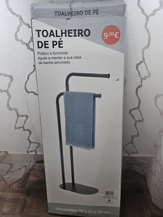 Toalheiro de pé em preto