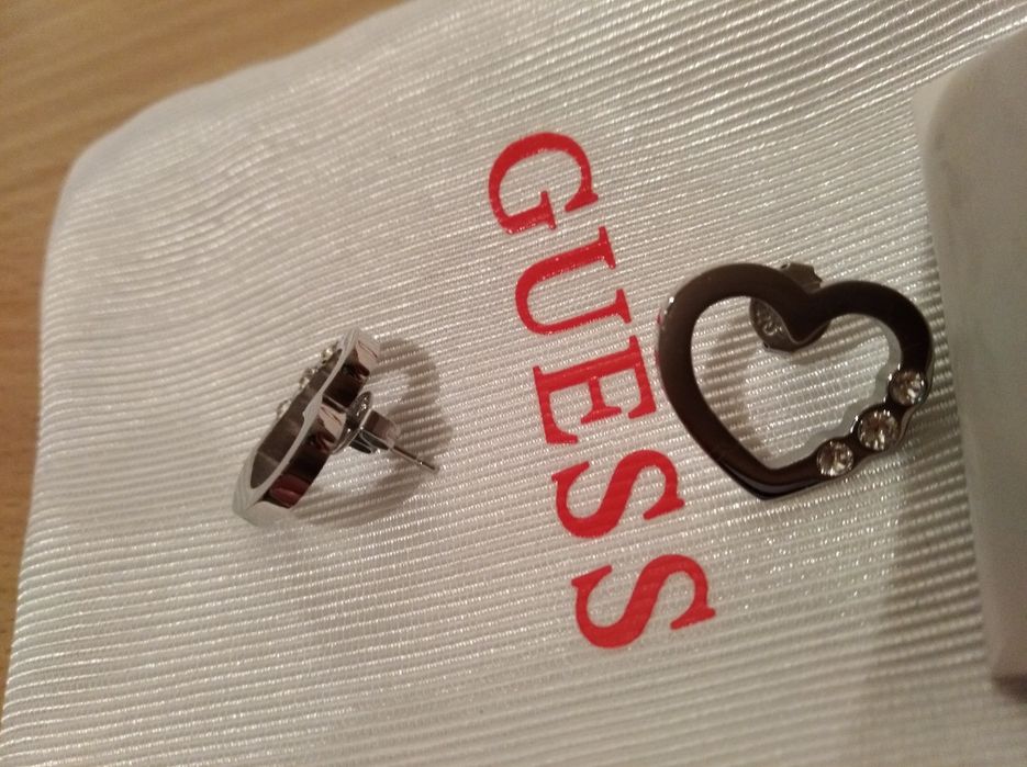 Brincos Guess corações