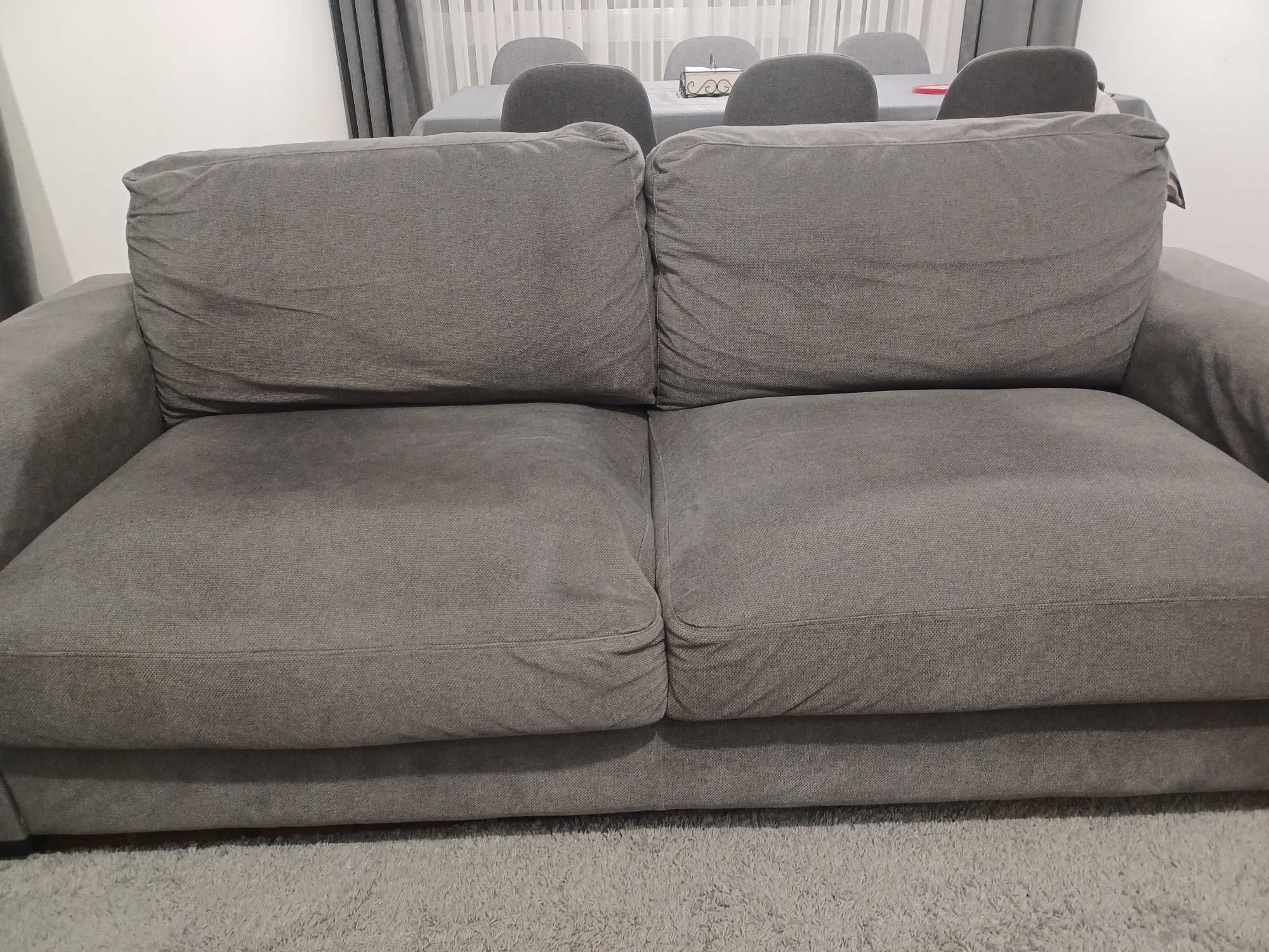 Sofa 3 lugares, usando.