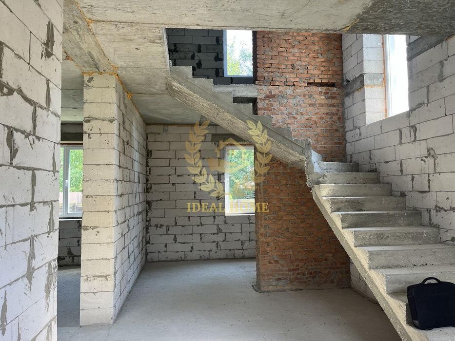 Продаж будинку в мальовничому місті Київа, метро Лісова