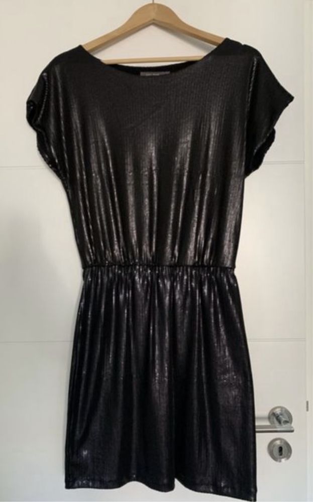 Vestido preto curto em lantejoulas