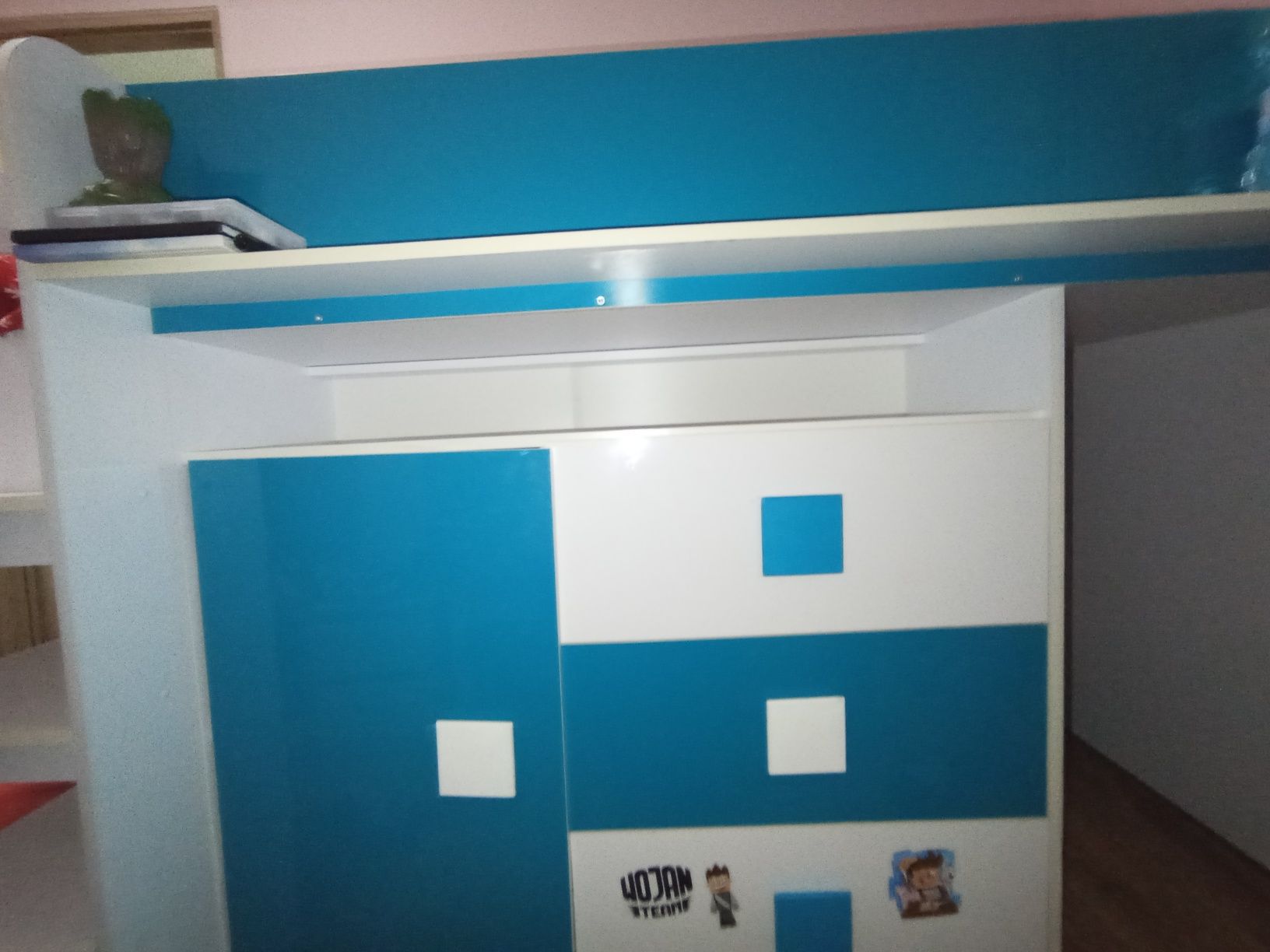 Łóżko piętrowe z biurkiem