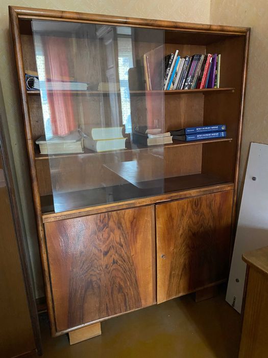 Szeroka komoda, regał, kredens PRL w dobrym stanie na poziomych nóżkah