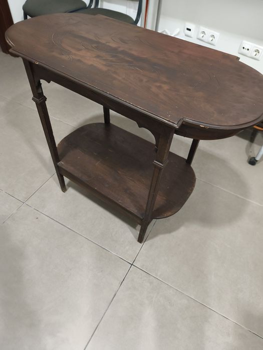 Mesa antiga com tampo trabalhado