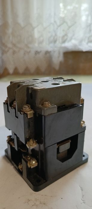 Rosyjski masywny porządny stycznik