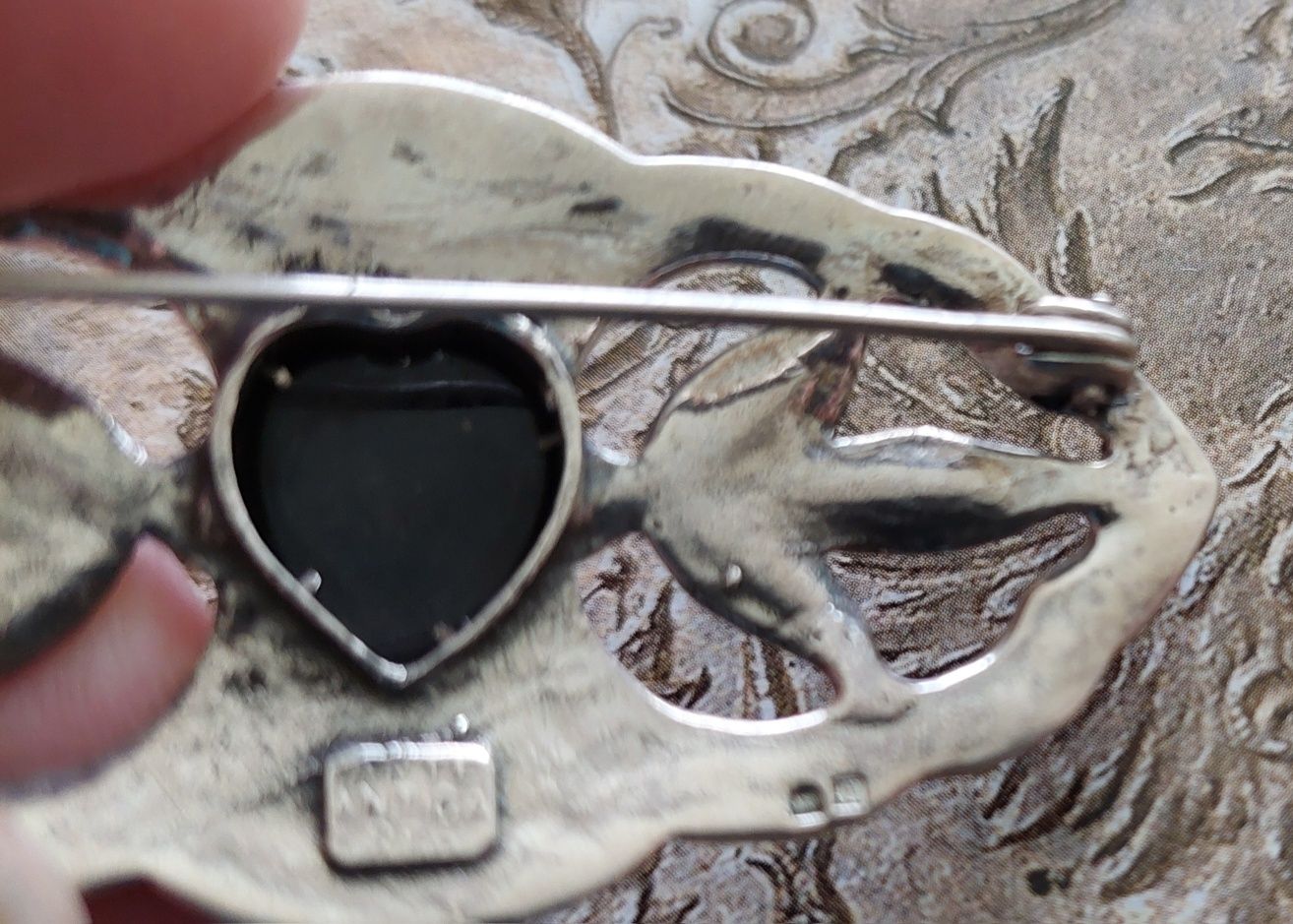 23324#Alfinete antigo em prata com contraste tem marcassites e zircao
