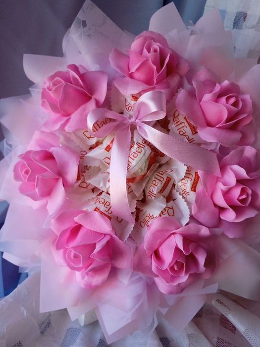 Букет квітів з мила з цукерками рафаело