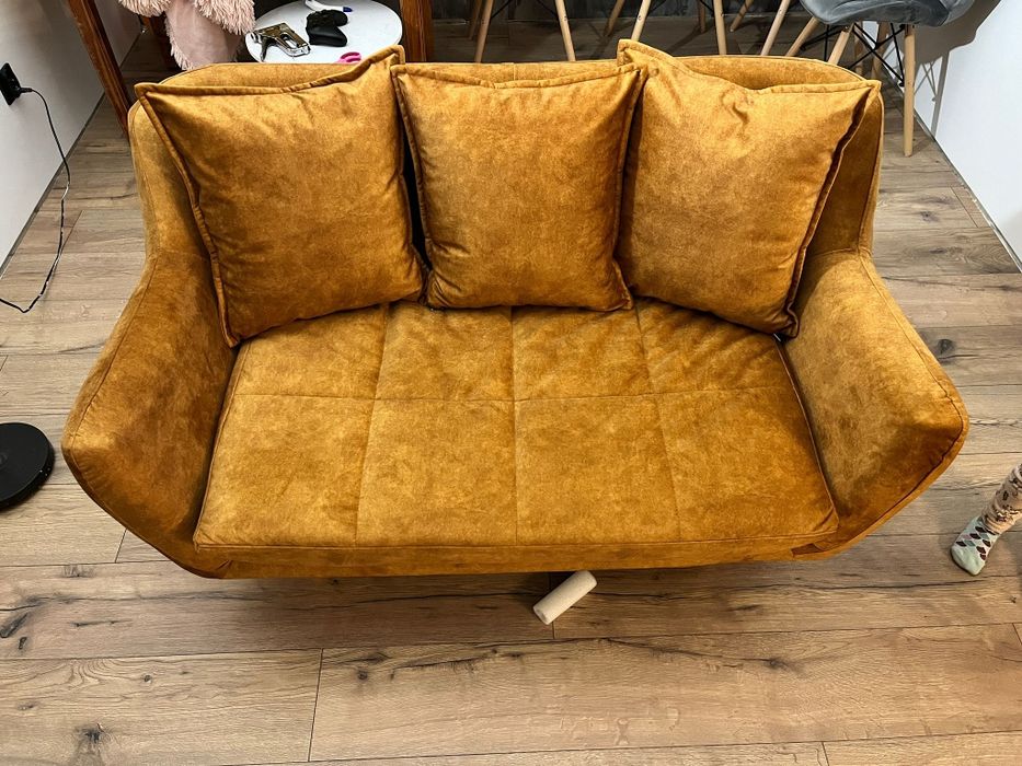 Sofa dwuosobowa. Nowe obszycie.