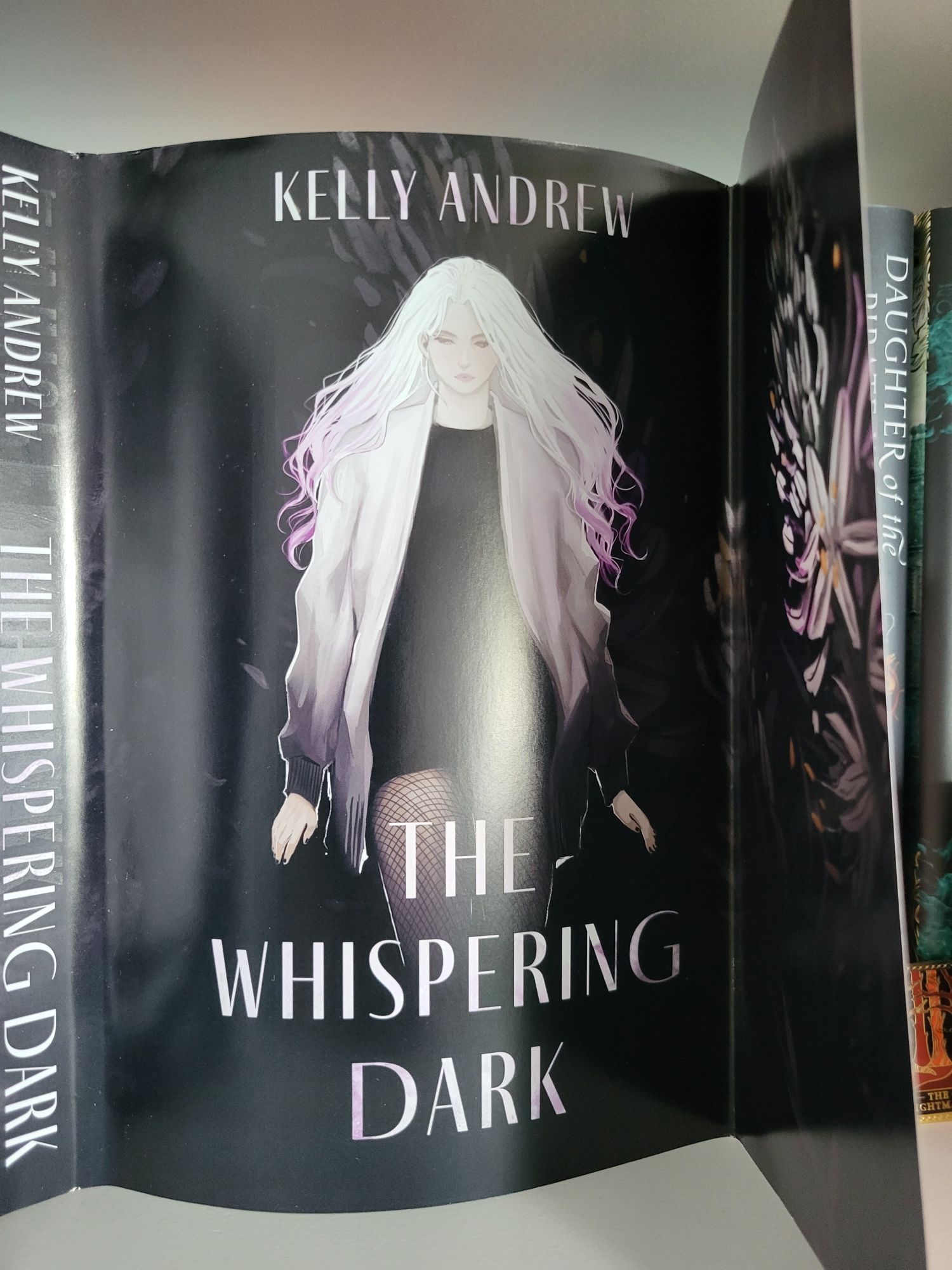 Illumicrate The whispering dark
