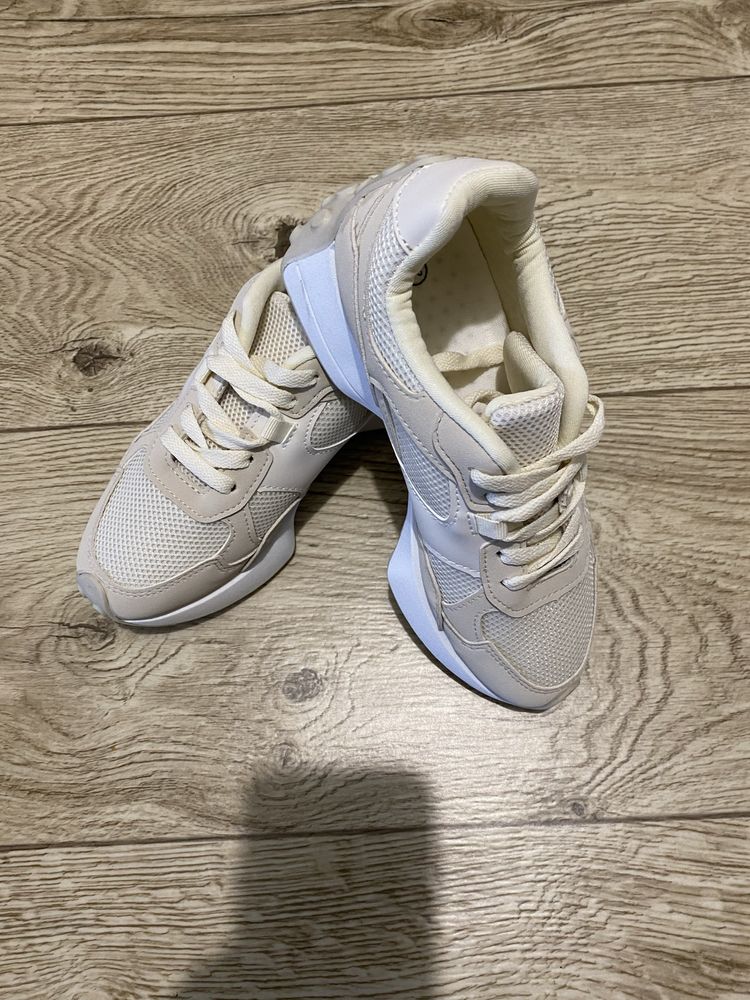 Beżowe sneakersy 36