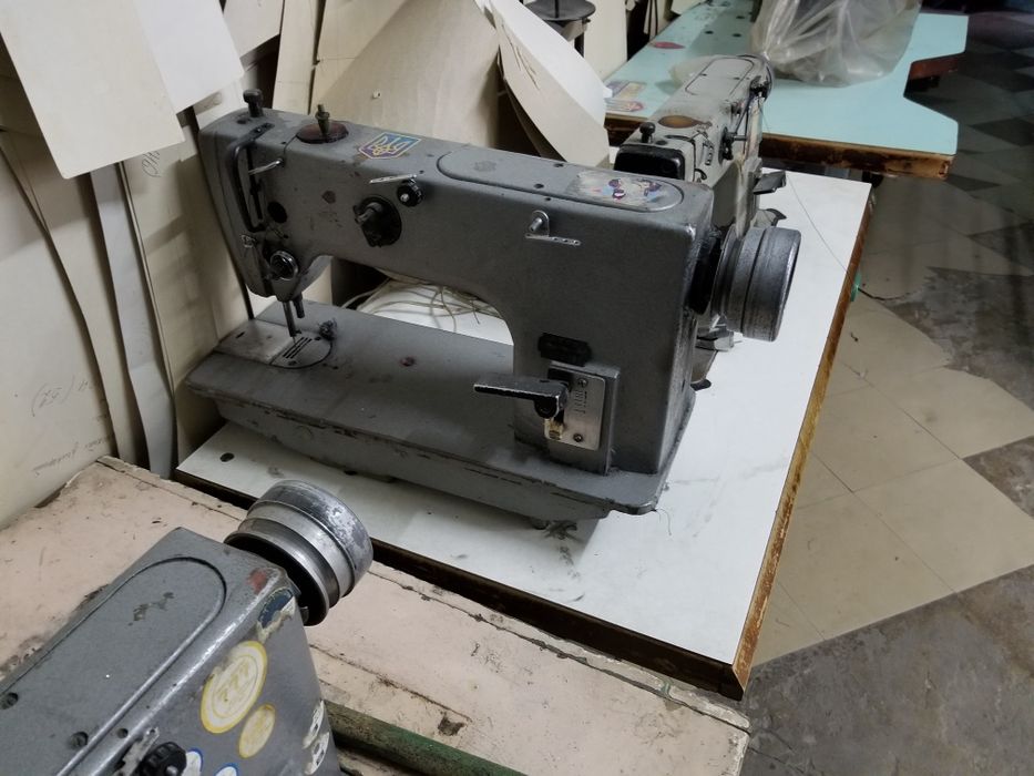 Швейная машина универсальная прямострочка 1022М со столом. есть выбор