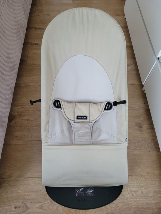 Leżaczek babybjorn z zabawką