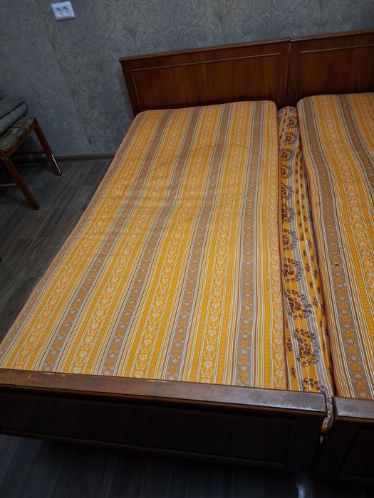 Продам двоспальне ліжко 180х90,тумби,трюмо
