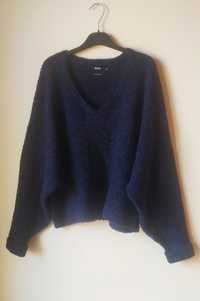 Granatowy sweter oversize z domieszką wełny, rozmiar M