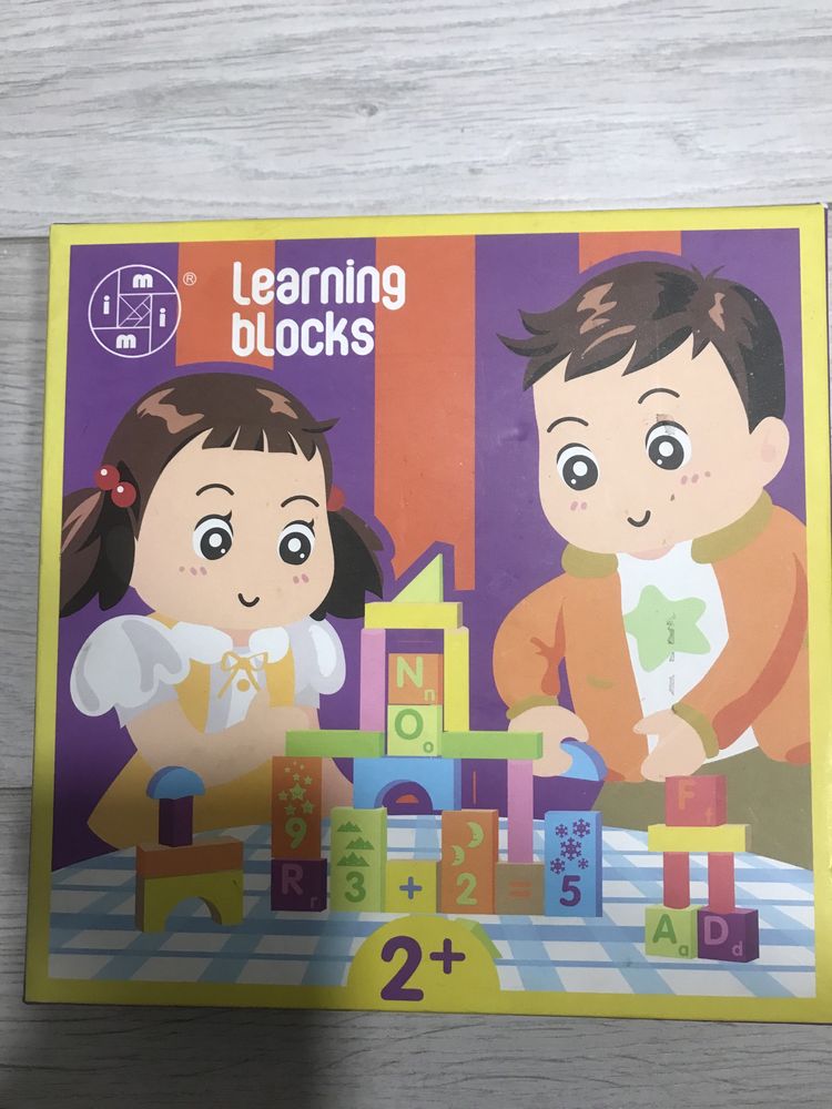 Klocki drewniane konstrukcyjne z liczbami i literkami dla dzieci.