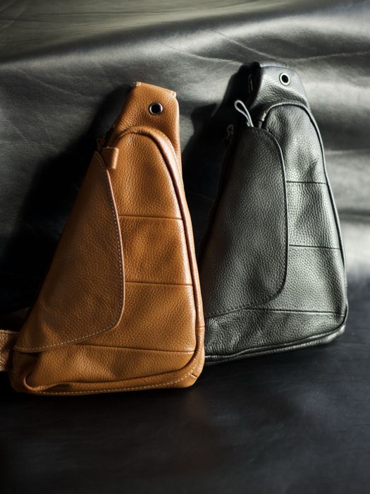 Шкіряна сумка на грудь. чоловіча бананка через плече Слінг