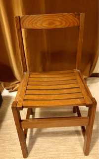 Cadeira de madeira usada
