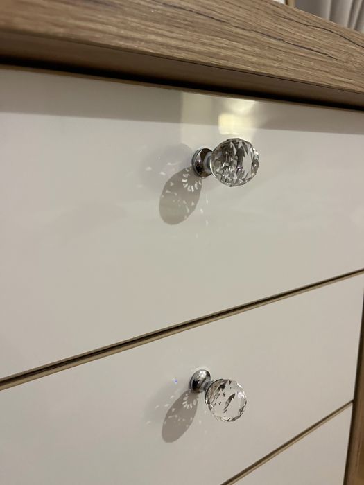 Drewniane biurko z połyskiem