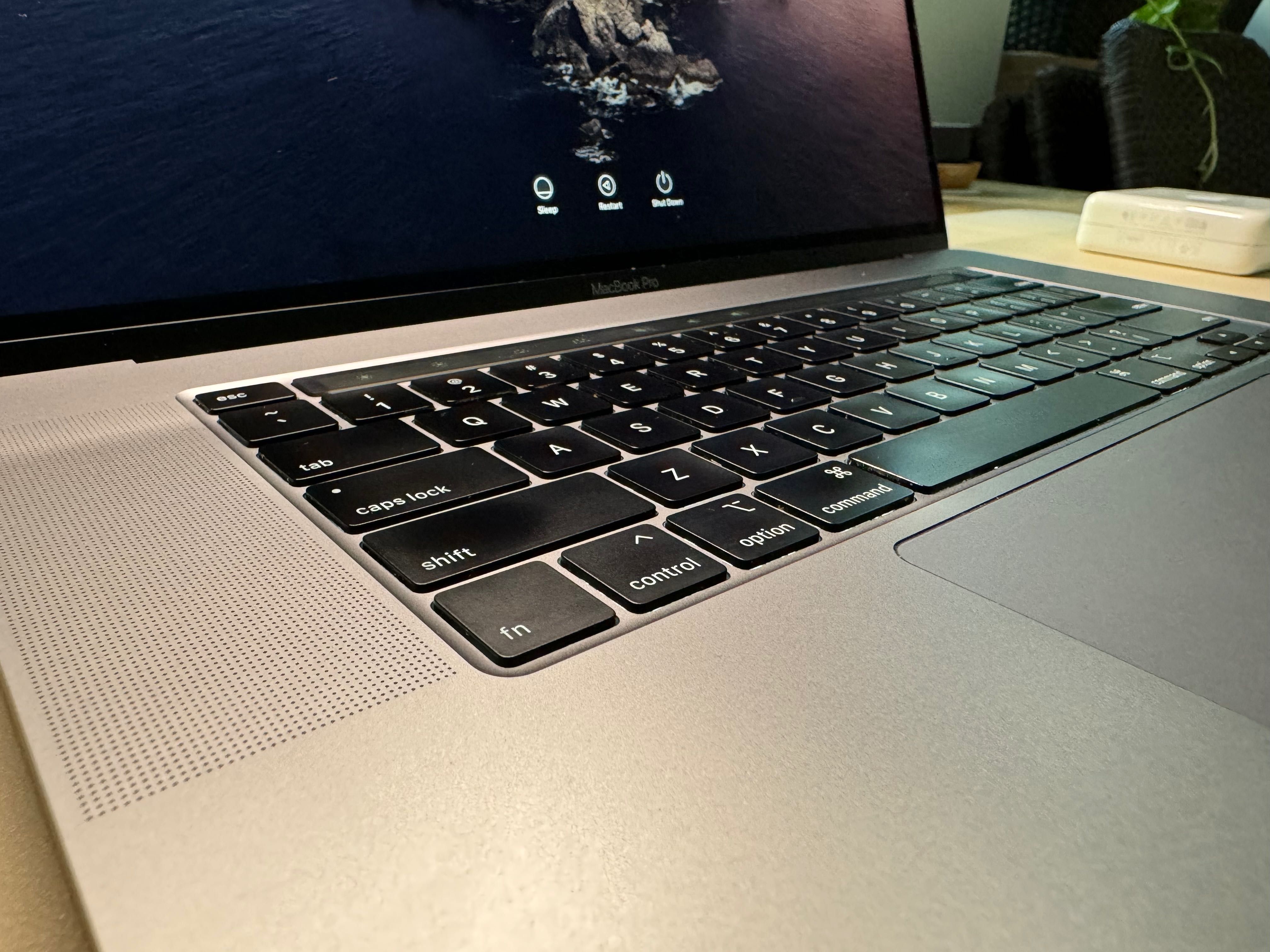 MacBook Pro 16” i9 / 16 GB RAM / 1 TB SSD – klasyk z Touch Barem