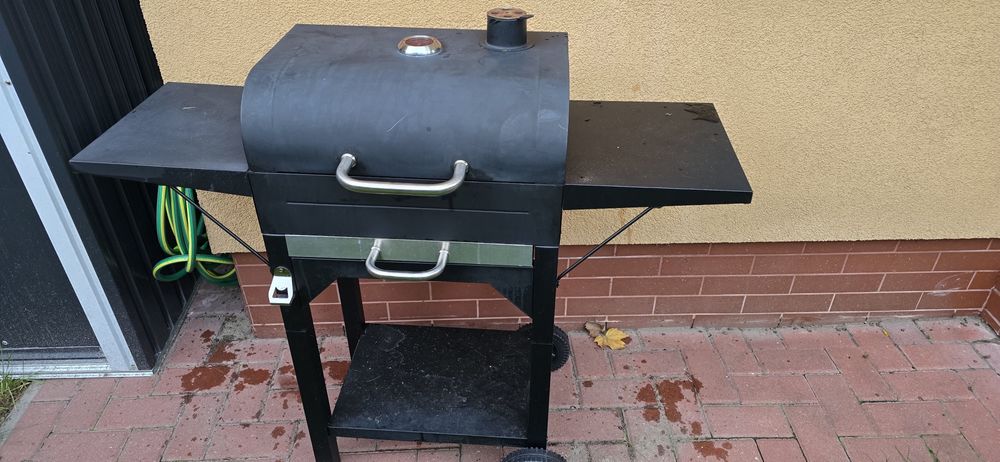 Grill węglowy  z pokrowcem i dodatkam z gwarancją i