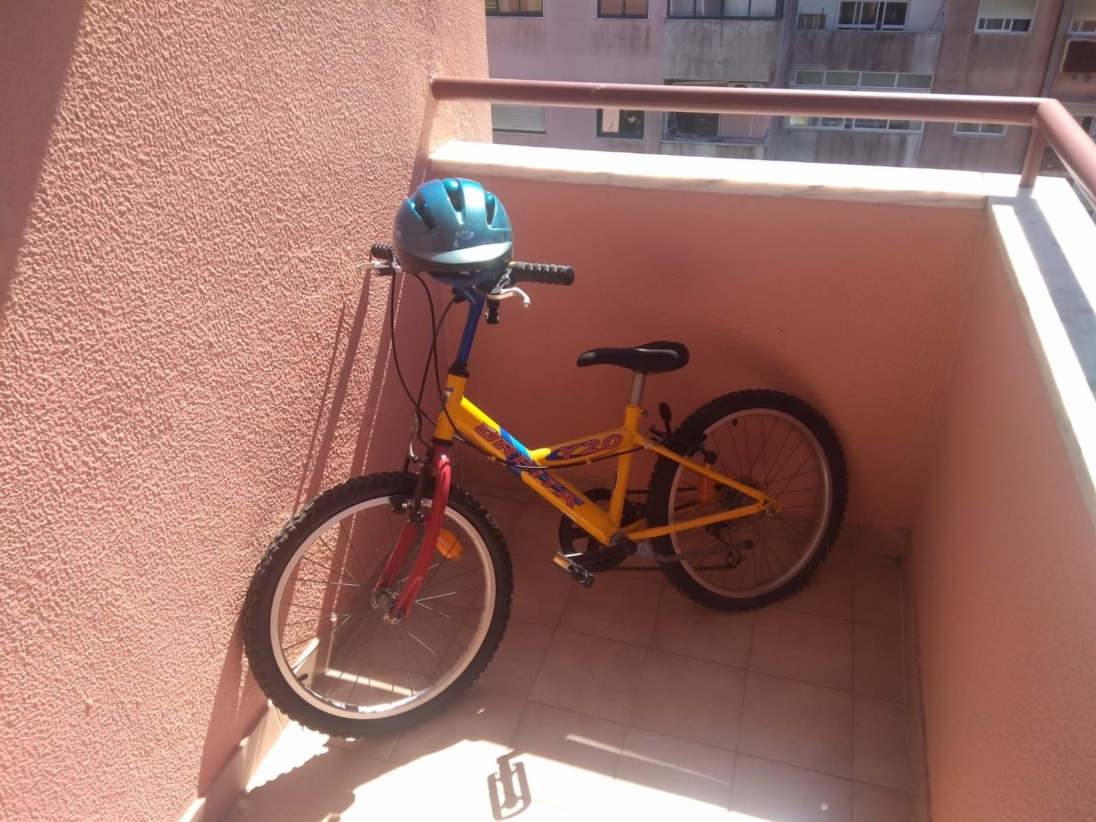 Bicicleta e capacete  junior