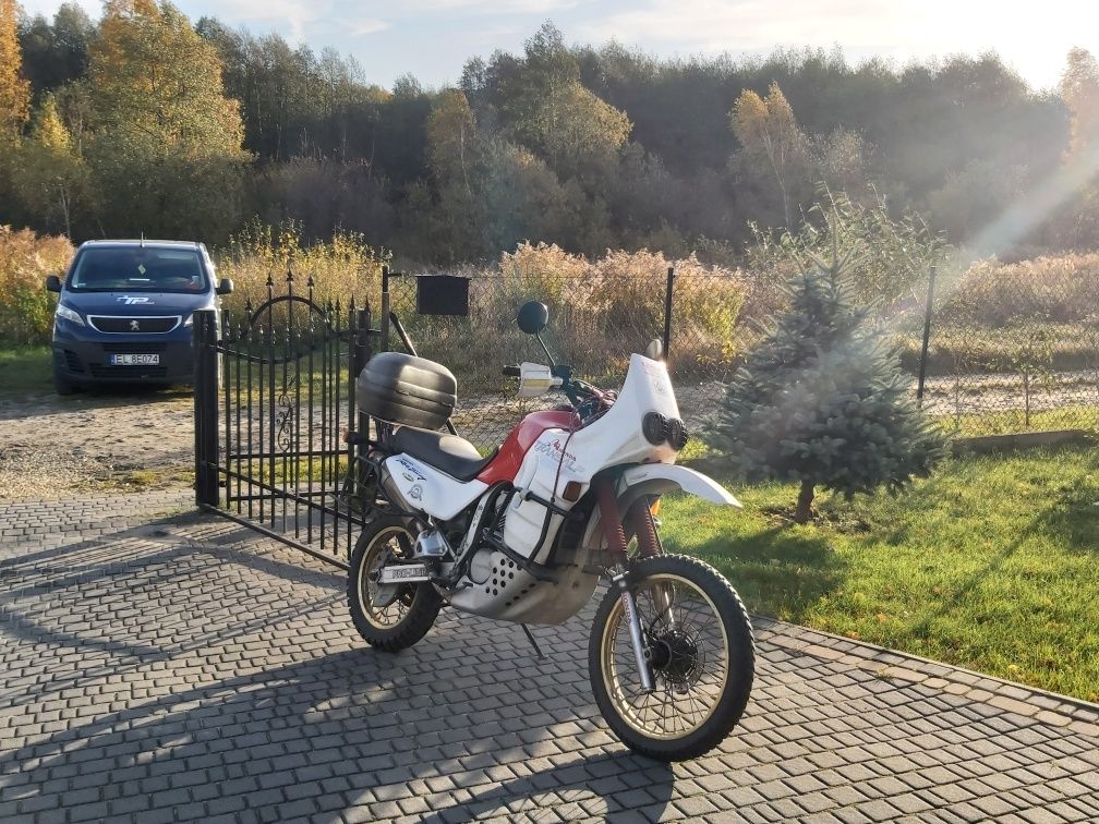 Honda Transalp 600 z silnikiem 650 oraz wachacz z Africa Twin 750