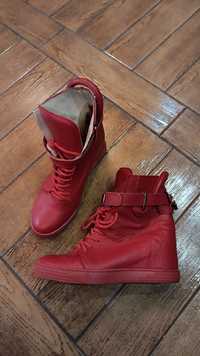 Buty z czerwonej skóry