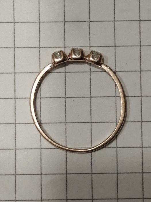 Золота каблучка з діамантами, 585 проба.