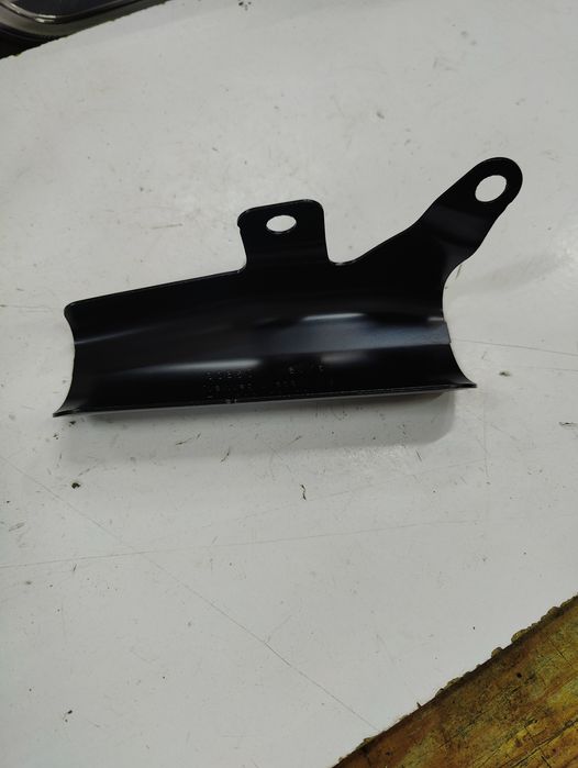 Porsche Taycan кронштейн левого крыла 9j1801869ygrv