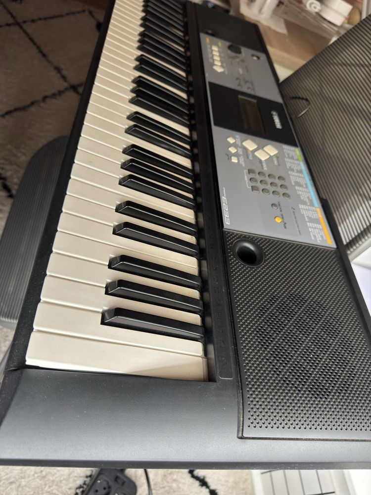 Piano/teclado eletrico Yamaha PSRE233