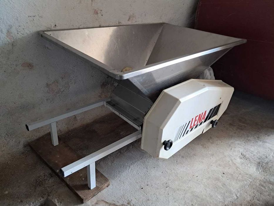 Esmagador de uvas elétrico