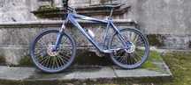 Bicicleta a rolar , travões de disco , roda 26 , a levantar no local
