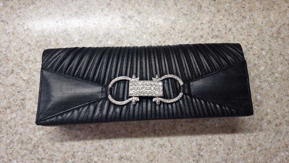 Чорний клатч з ланцюжком