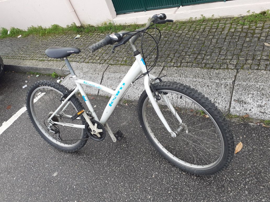 Bicicleta de montanha pronta a circular.