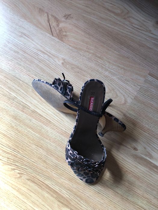 Sandálias padrão animal