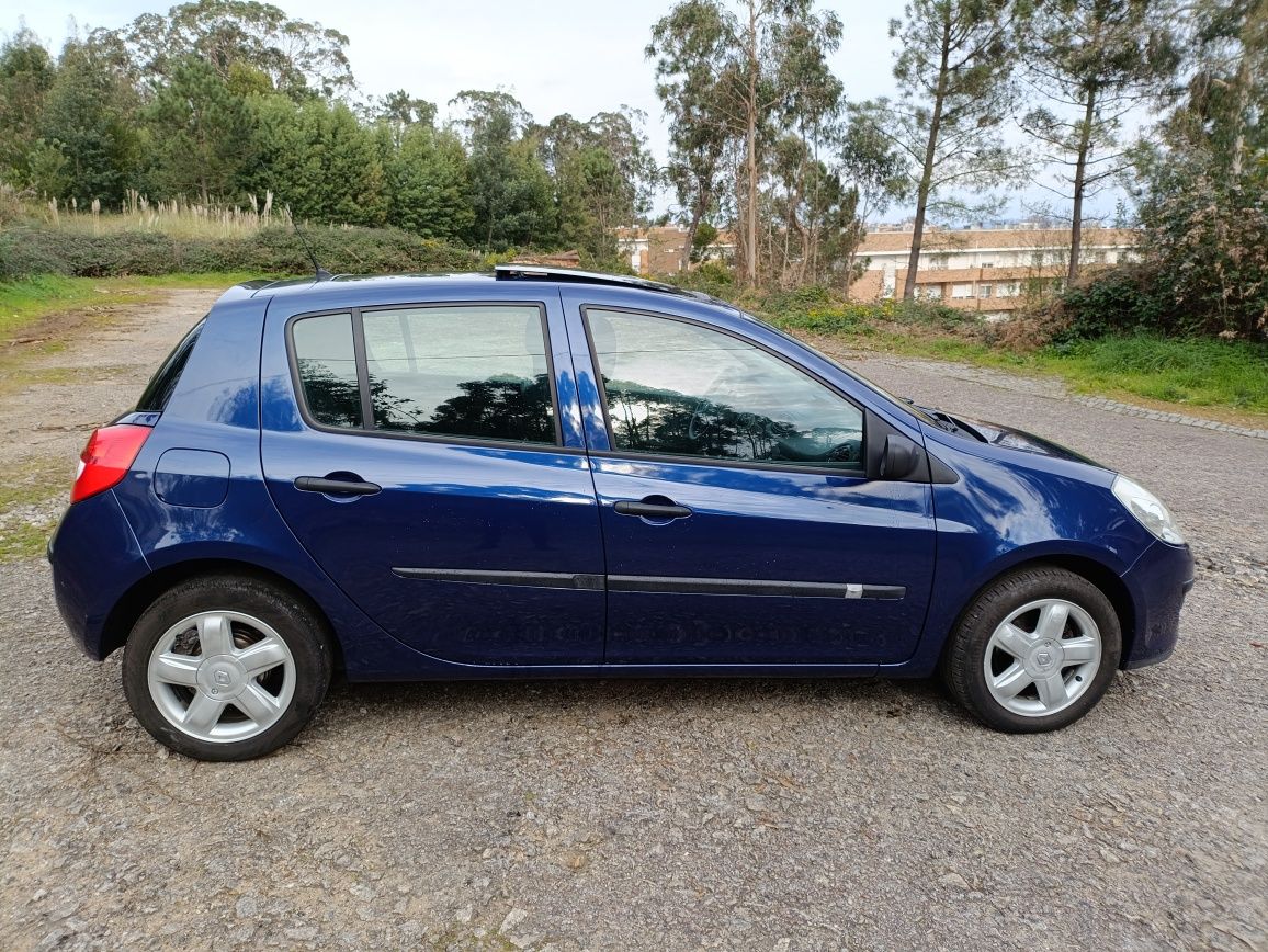Renault Clio com tecto de abrir