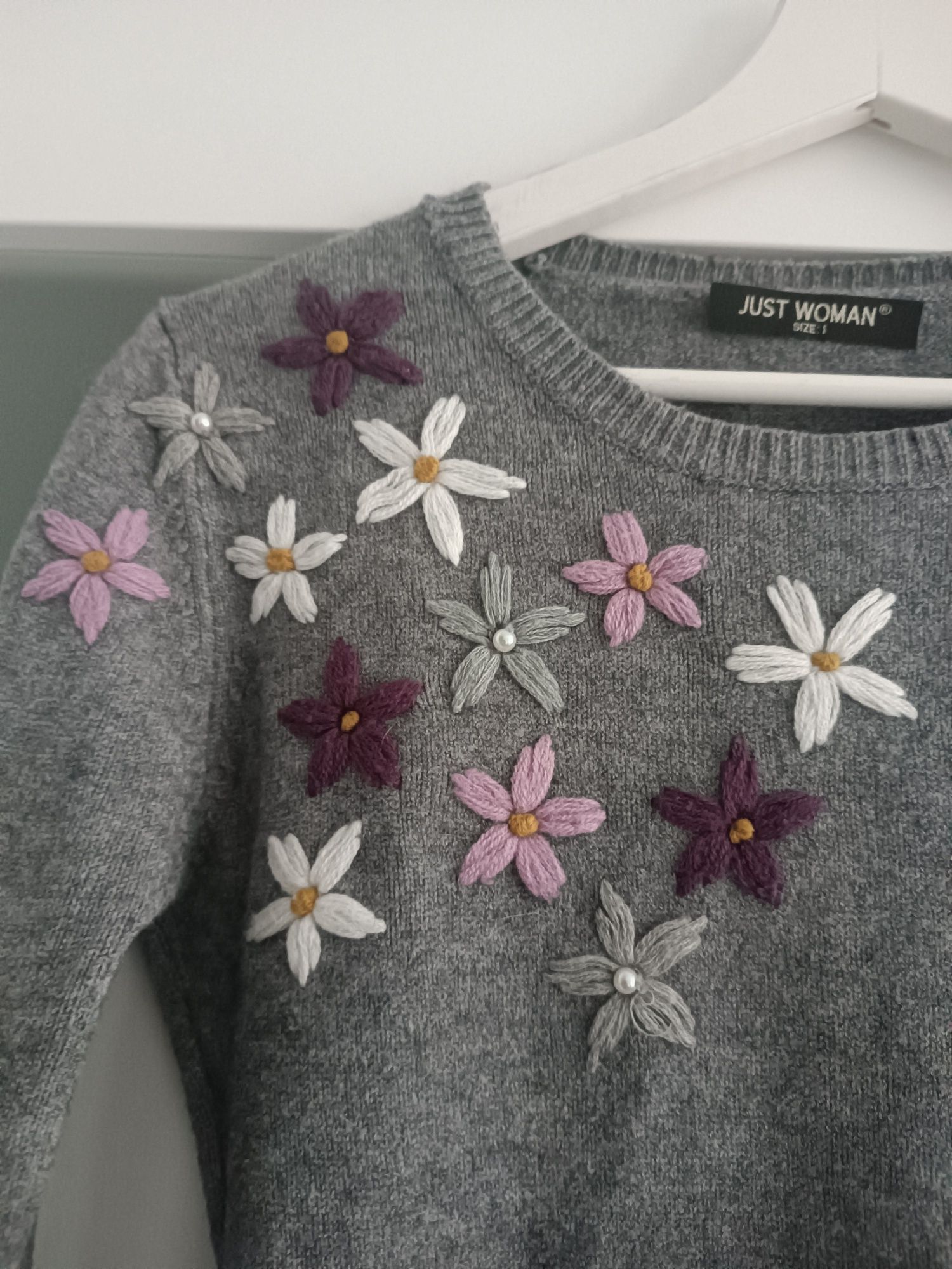 Sweter szary z haftowanymi kwiatami