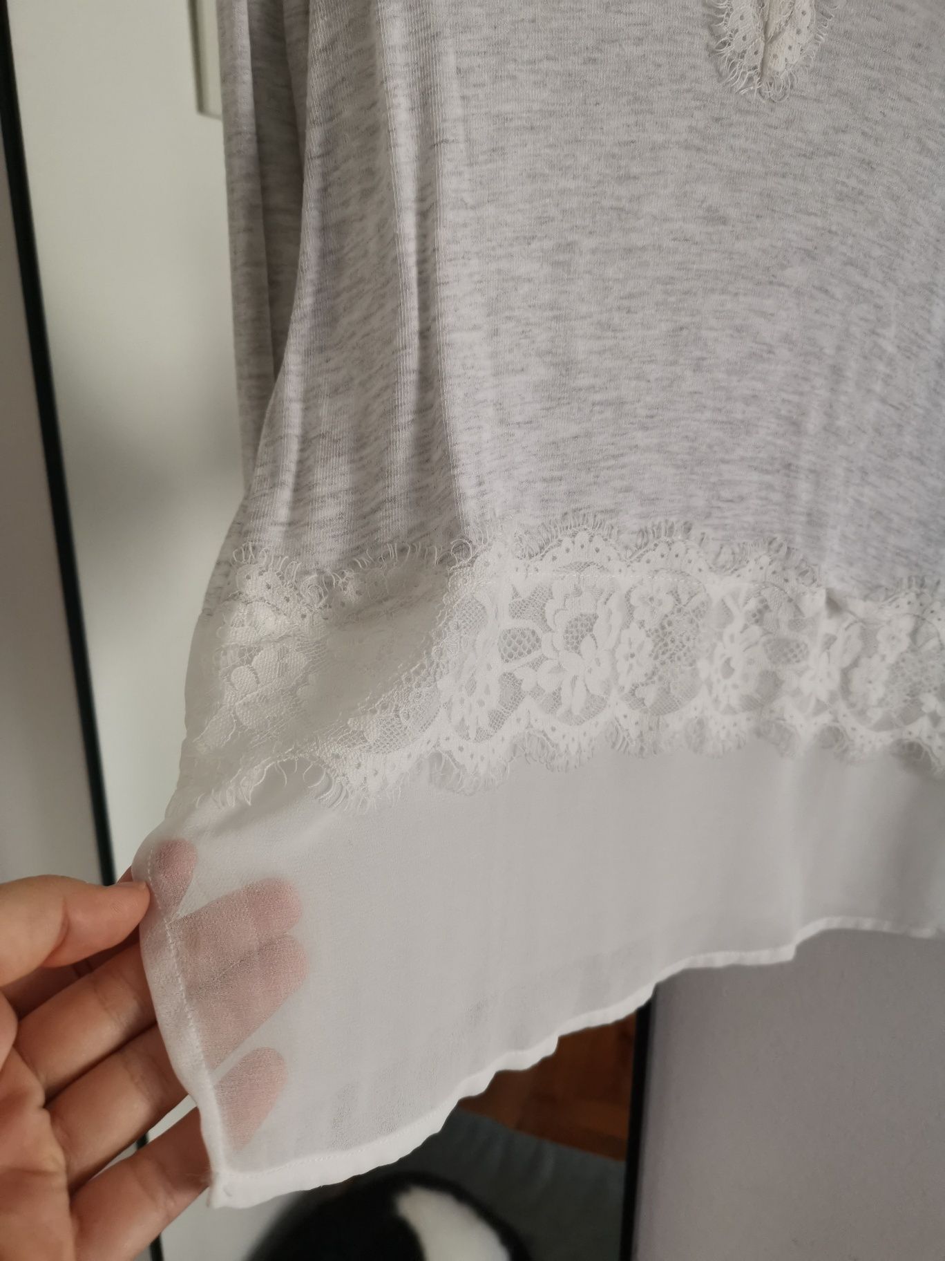 Camisola cinzenta com renda