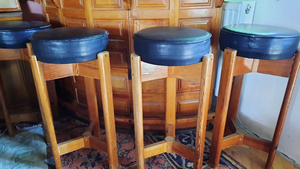 barek bufet z hokerami vintage