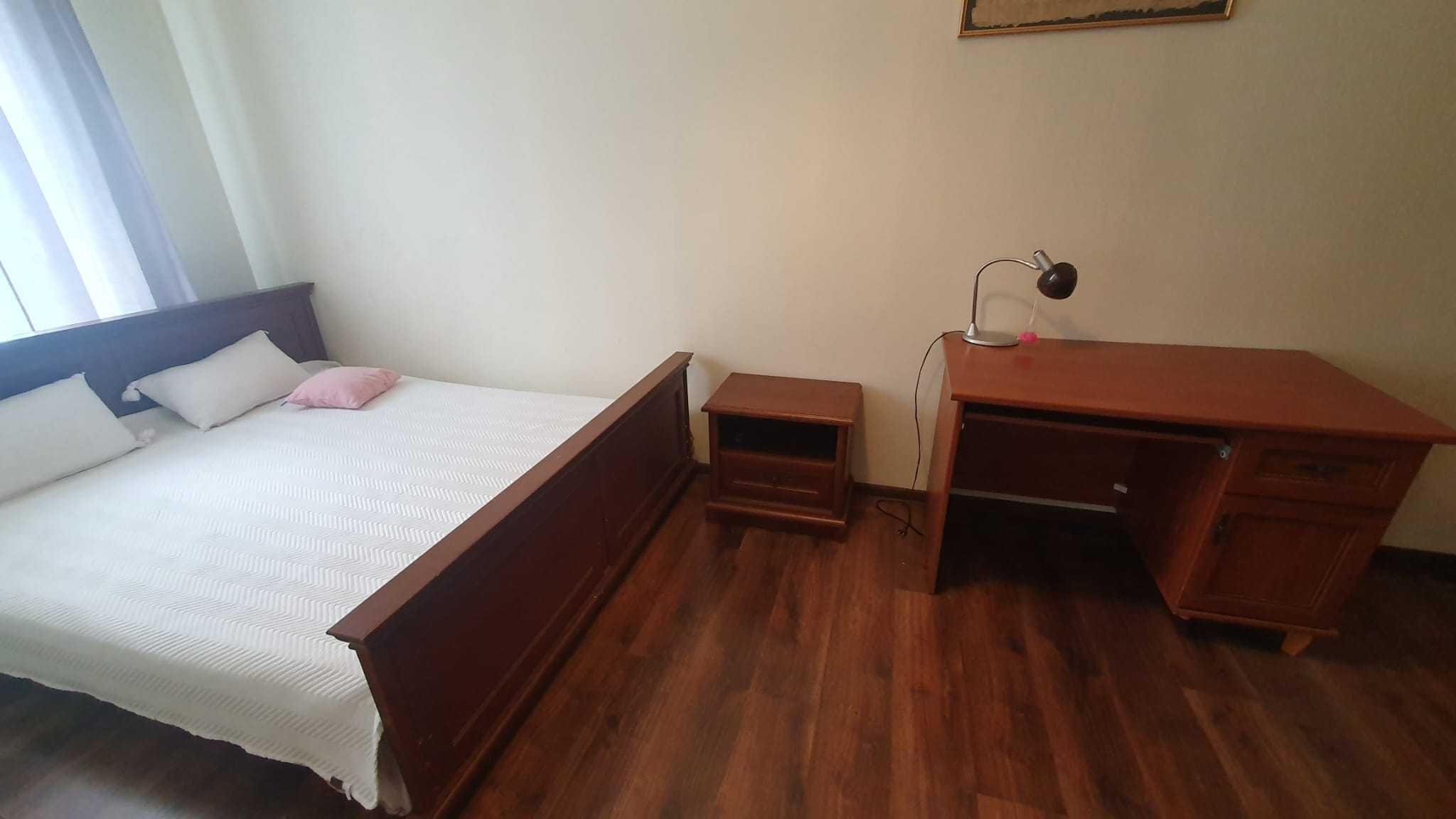 łóżko, szafka nocna i biurko