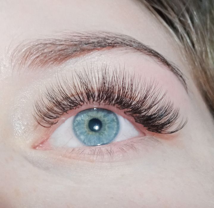 Нарощування вій.