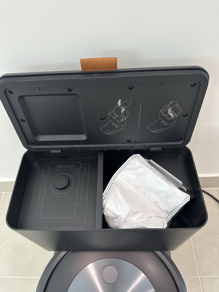Aspirador iRobot Roomba j7+ c/ base p/ esvaziamento auto e mapeamento